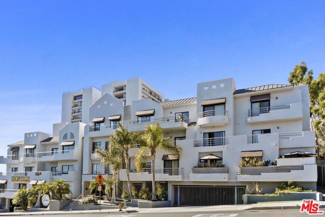 1121 N La Cienega Blvd in West Hollywood, CA - Building Photo