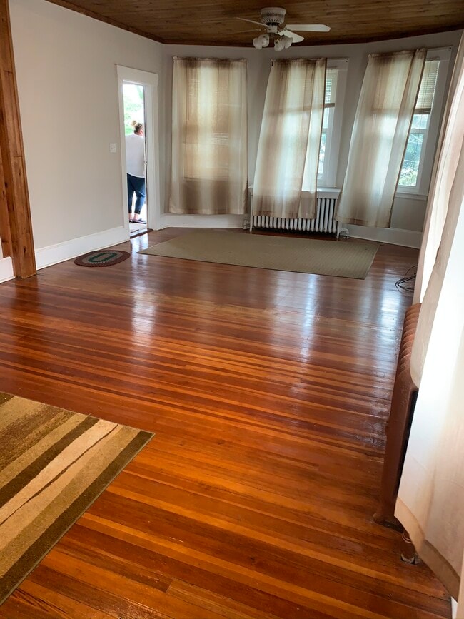 395 Farm St, Unit 395 in New Bedford, MA - Foto de edificio - Building Photo