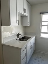 10331 Ashton Ave in Los Angeles, CA - Foto de edificio - Building Photo