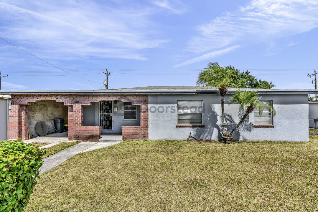 10835 Perry Dr in Miami, FL - Building Photo