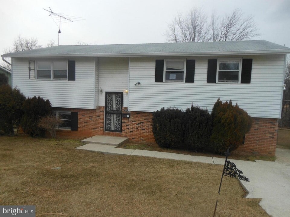 6724 Fox Meadow Rd in Baltimore, MD - Building Photo