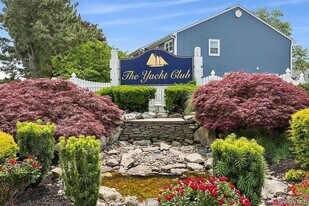 100 Baker Ct in Island Park, NY - Building Photo