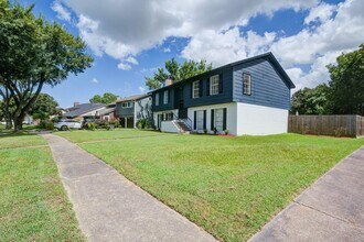 402 Tresvant Dr in Webster, TX - Building Photo - Building Photo