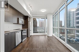 30 Roehampton Ave in Toronto, ON - Building Photo - Building Photo