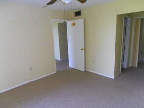 9451 Evergreen Pl, Unit 306 in Davie, FL - Building Photo - Building Photo