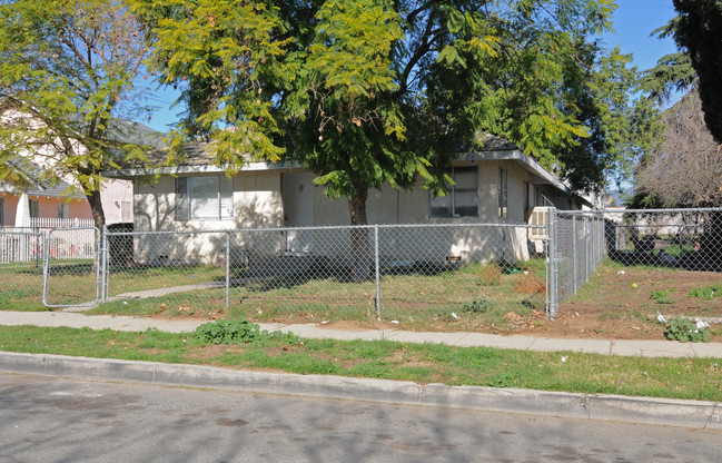 132 E Wilson St in Rialto, CA - Foto de edificio - Building Photo