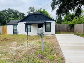 506 N Hackberry St in Sweeny, TX - Building Photo - Building Photo