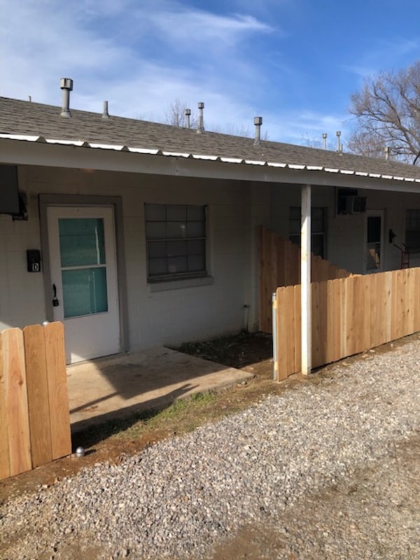411 E Beech St in Tecumseh, OK - Building Photo - Building Photo