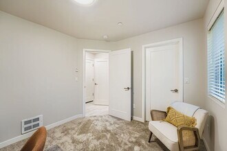 1807 SW 96th Ln in Seattle, WA - Foto de edificio - Building Photo