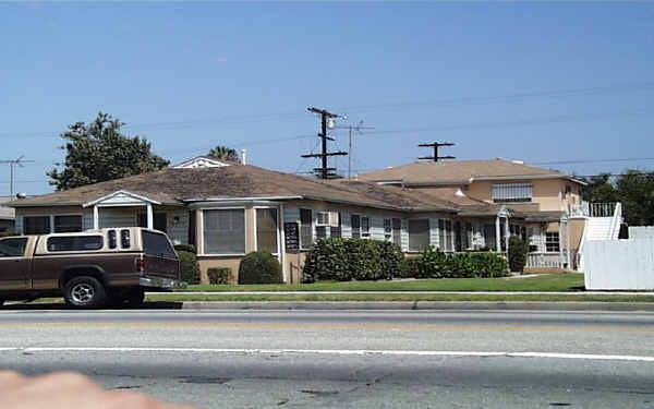 14710 Burbank Boulevard Apartments in Van Nuys, CA - Foto de edificio