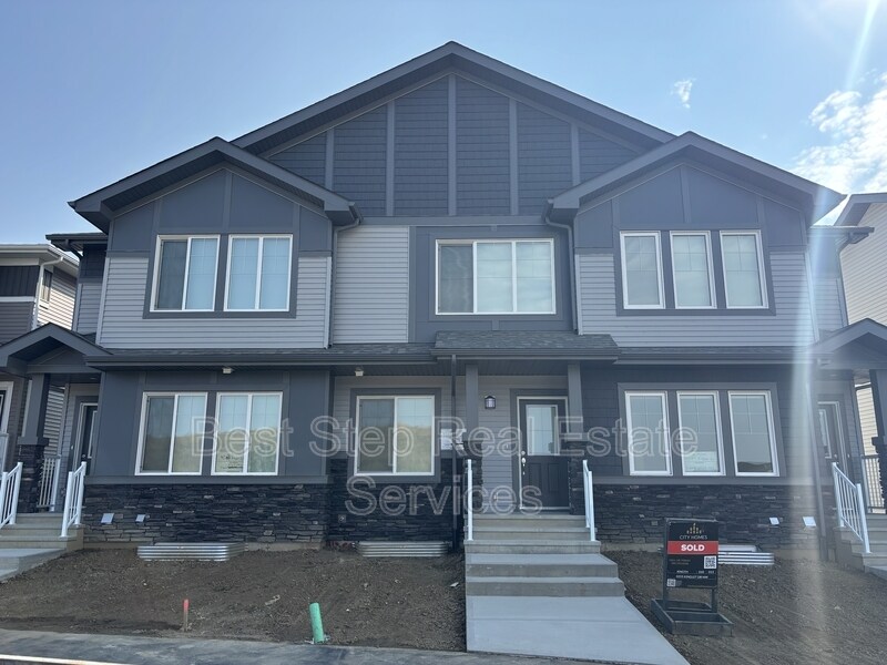4253 Kinglet Dr NW in Edmonton, AB - Building Photo