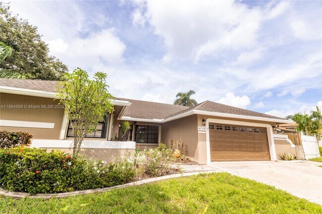 8775 SW 57th St in Cooper City, FL - Foto de edificio - Building Photo