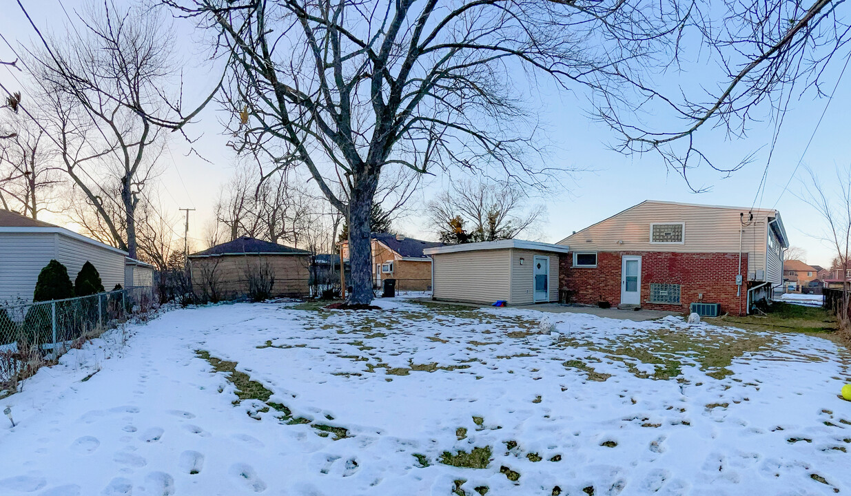 7449 Wilson Terrace in Morton Grove, IL - Foto de edificio