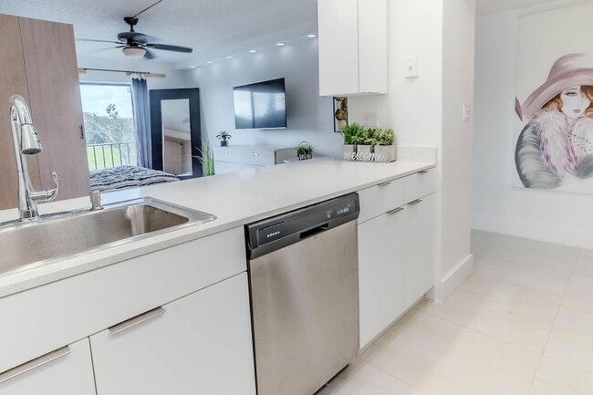 property at 3760 Inverrary Dr