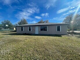 955 Lake Dr E in Lake Placid, FL - Building Photo