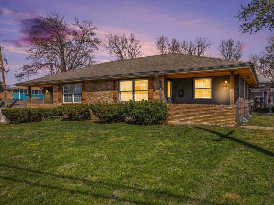 4413 Mission Rd in Kansas City, KS - Building Photo