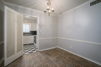 Royal Oaks Apartments in Beaumont, TX - Building Photo - Interior Photo