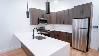 215 Newark Pompton Tpke in Little Falls, NJ - Foto de edificio - Building Photo