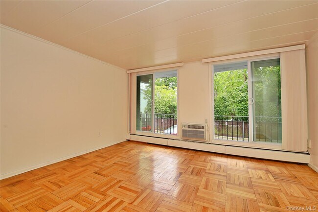 121 Vincent Ave in Lynbrook, NY - Building Photo - Building Photo