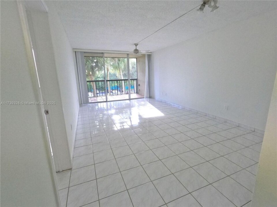 10875 SW 112th Ave in Miami, FL - Building Photo