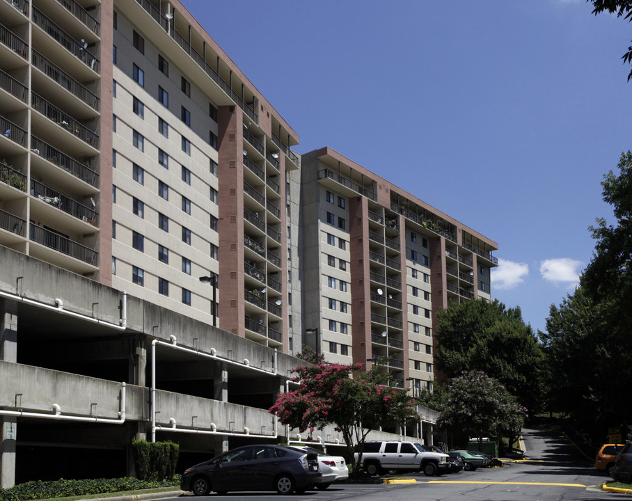 Lakeside Plaza Condominium in Falls Church, VA - Building Photo