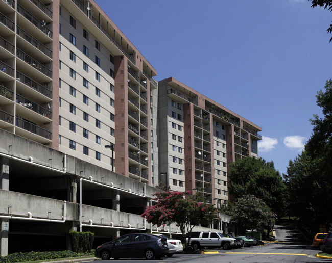 Lakeside Plaza Condominium in Falls Church, VA - Foto de edificio - Building Photo