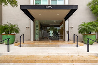 1025 N Kings Rd in West Hollywood, CA - Building Photo - Building Photo