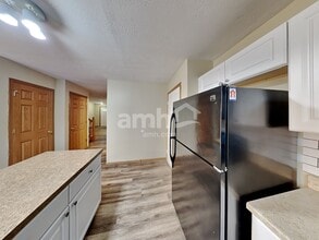 353 W Hunters Dr in Newark, OH - Building Photo - Building Photo