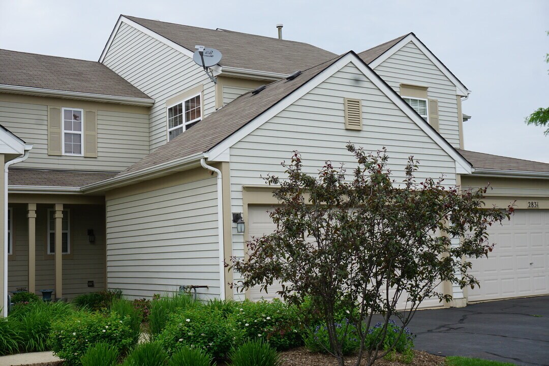 2833 Vernal Ln in Naperville, IL - Building Photo