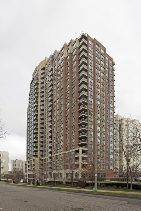 The Tiara in Mississauga, ON - Building Photo