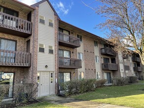 1495 Georgia Ct in Naperville, IL - Foto de edificio - Building Photo