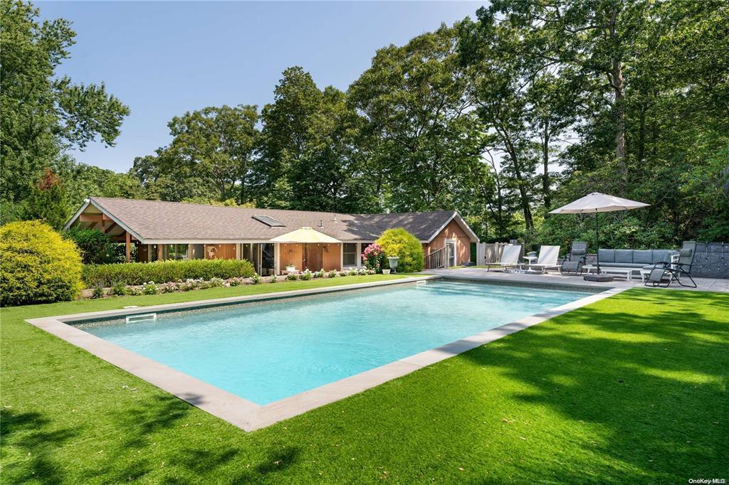102 Fanning Ave in Hampton Bays, NY - Building Photo