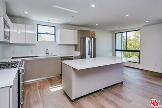 328 N Maple Dr in Beverly Hills, CA - Building Photo - Building Photo