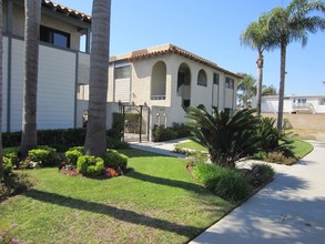 Hoyt Circle Apartments in Huntington Beach, CA - Building Photo - Building Photo