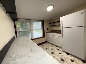 51 Front St, Unit #4 unfurnished  2 Bedroom in Saranac Lake, NY - Foto de edificio - Building Photo