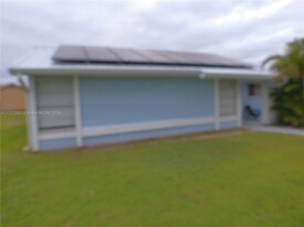 1857 SE Wexford Ct in Port St. Lucie, FL - Foto de edificio - Building Photo