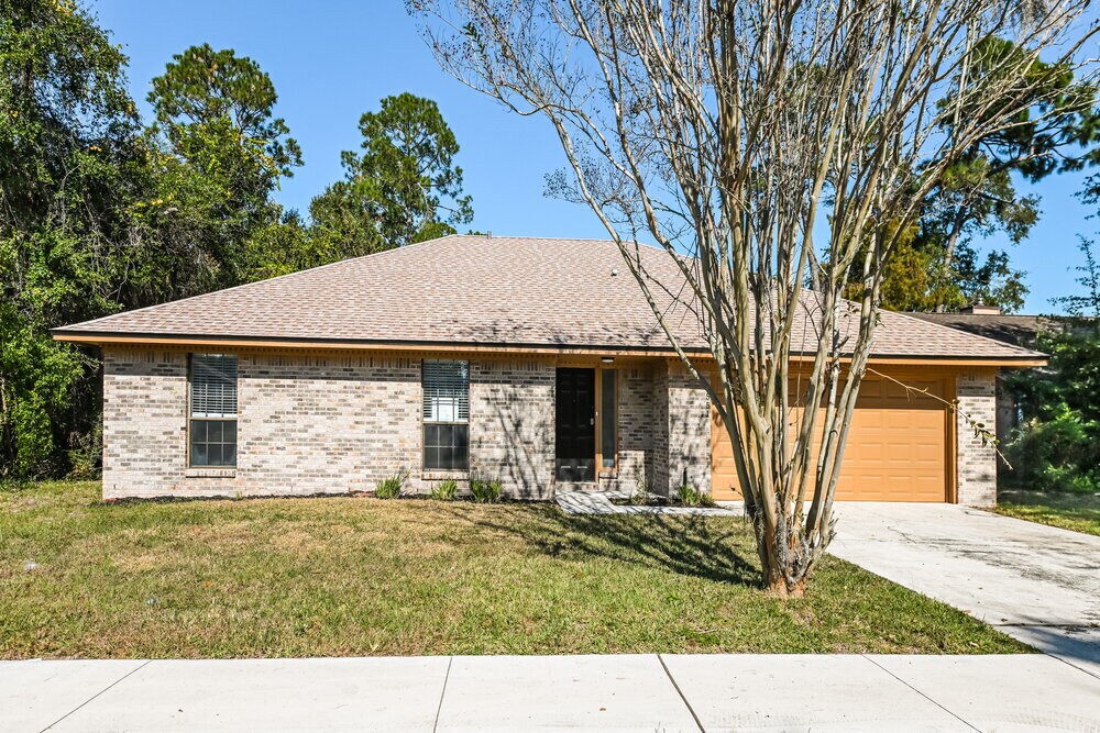 5551 Edenfield Rd in Jacksonville, FL - Foto de edificio