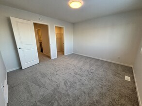 45 Creekview Mnr SW in Calgary, AB - Building Photo - Building Photo