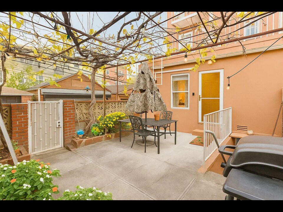 2819 21st Ave, Unit 1 in Astoria, NY - Foto de edificio