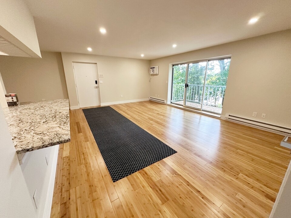 31 Hamlin Ln in Needham, MA - Building Photo