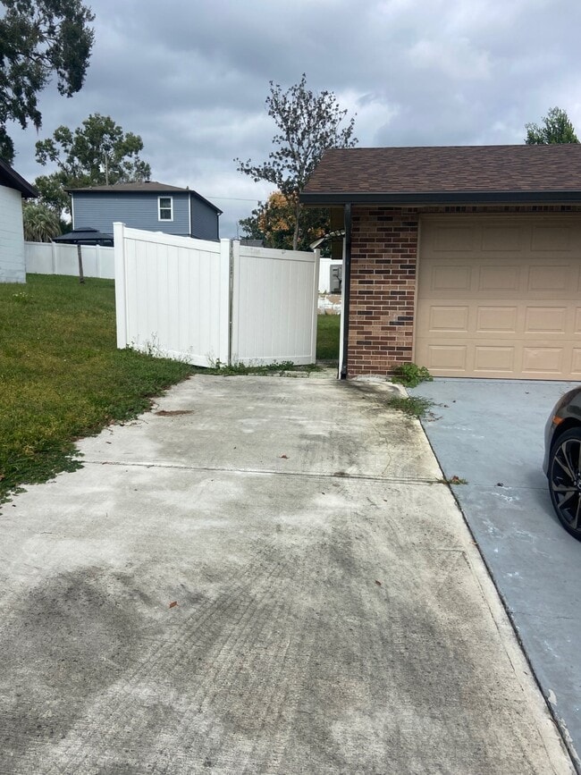 27103 Frampton Ave in Brooksville, FL - Building Photo - Building Photo