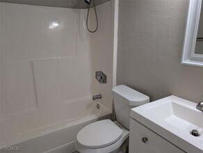 214 Hancock Bridge Pkwy in Cape Coral, FL - Foto de edificio - Building Photo