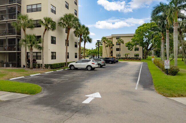 Palms of Deer Creek in Deerfield Beach, FL - Building Photo - Building Photo