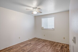 Windsor Manor Apartments in Portland, OR - Building Photo - Interior Photo