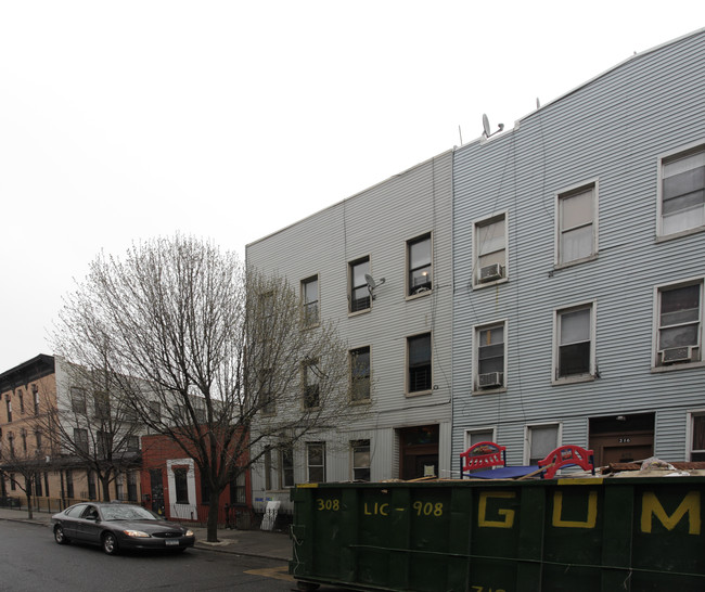 318 Troutman St in Brooklyn, NY - Foto de edificio - Building Photo