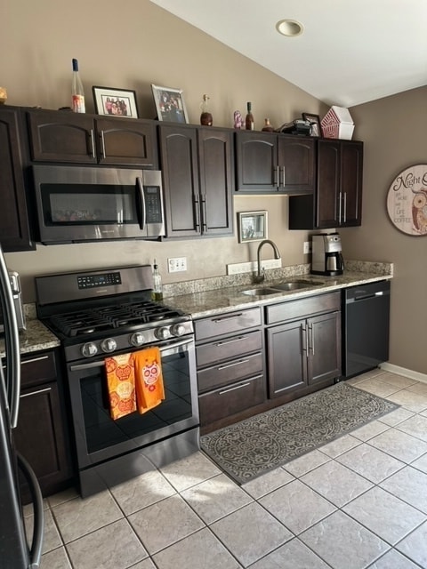 777 Stonewall Ct in Schaumburg, IL - Building Photo - Building Photo