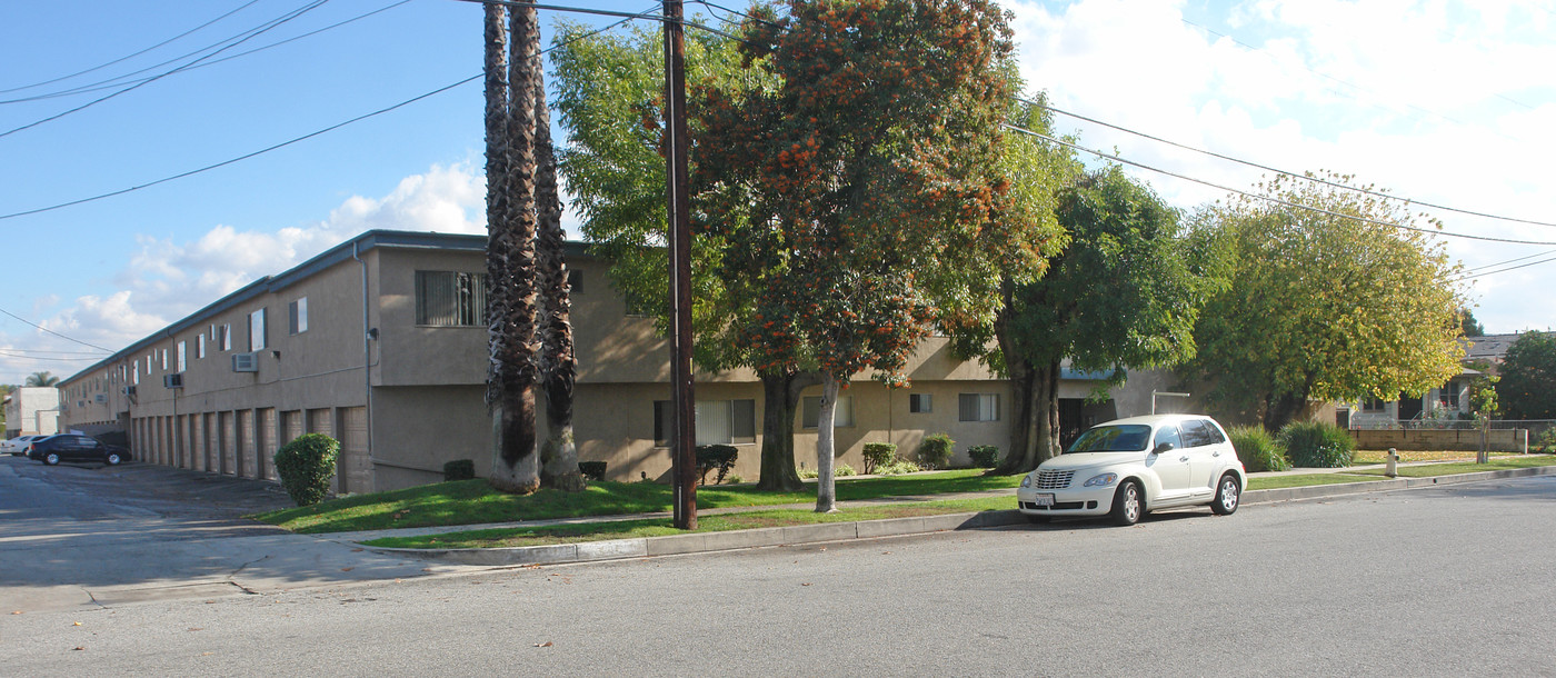 Ambassador Apartments in Covina, CA - Foto de edificio