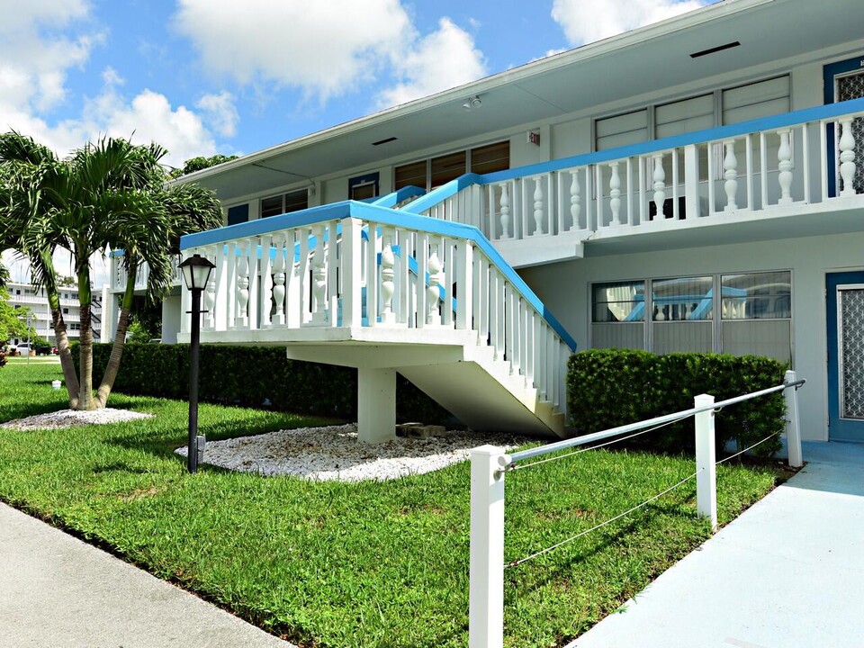 124 Oakridge H in Deerfield Beach, FL - Foto de edificio