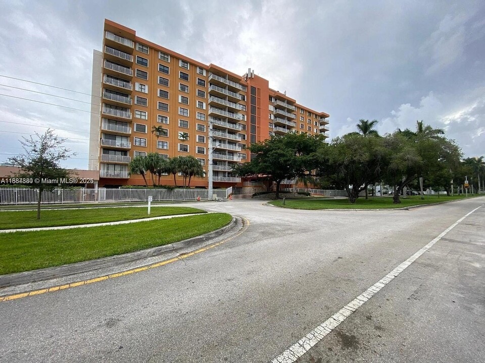 2450 NE 135th St in North Miami, FL - Foto de edificio