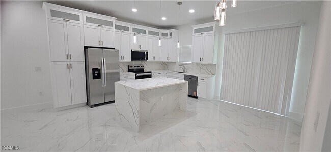929 Eisenhower Blvd in Lehigh Acres, FL - Foto de edificio - Building Photo